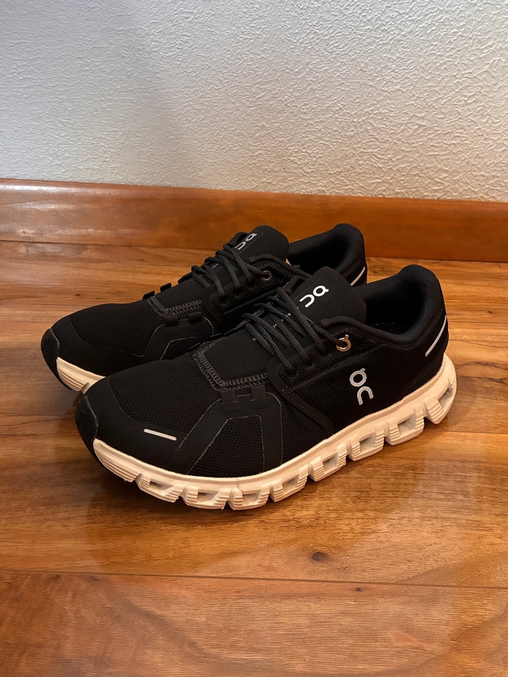 On Cloud 6 Women’s Athletic Running Sneaker Shoes, black / white- size 8